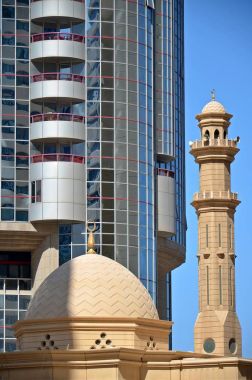 Cami önünde gökdelen