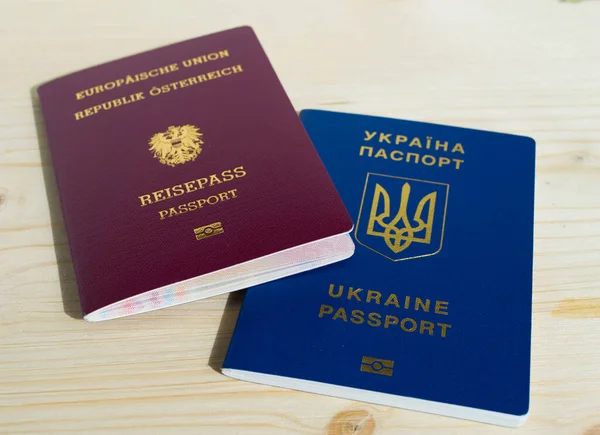 オーストリアとウクライナのパスポート 市民権の変更 — ストック写真