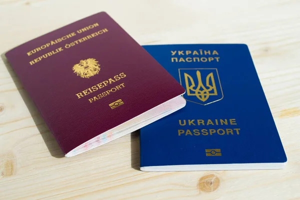 奥地利和乌克兰护照 国籍变更 — 图库照片