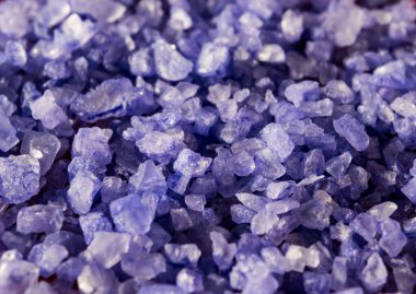 Menekşe kristalleri ile arka plan. Tuzun dokusu..