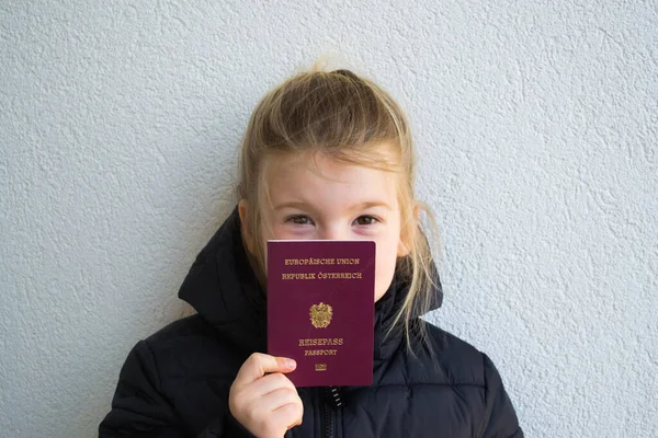 Kind Een Jong Meisje Met Een Oostenrijks Paspoort — Stockfoto