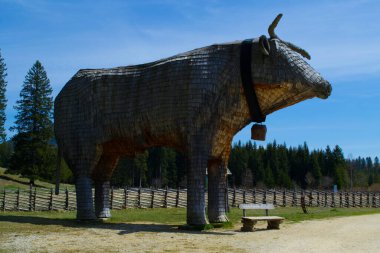 Avustralya Alplerinde inek heykeli.