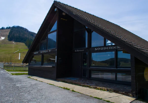 Alplerdeki hediyelik eşya dükkanında..