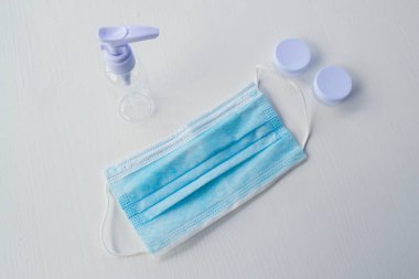 Virüslere karşı koruyucu yüz maskesi. Beyaz arka planda ilaçlar ve haplar.