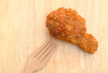 çatal ile kızarmış tavuk 