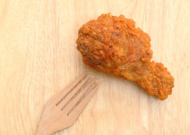 ahşap zemin üzerine çatal ile kızarmış tavuk