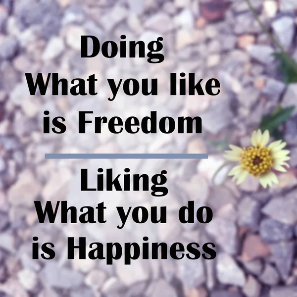 Inspirerende citaat "doen wat je leuk is vrijheid" op wazig — Stockfoto