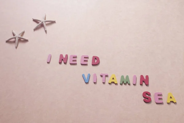 Citação "Eu preciso de vitamina mar" com estrelas-do-mar em papel marrom — Fotografia de Stock