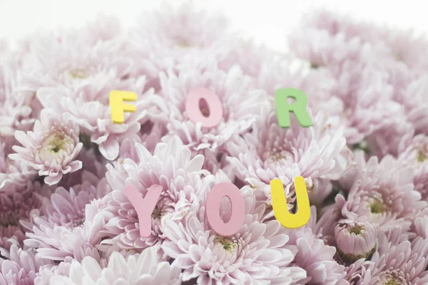 गुलाबी फूलों के साथ "आपके लिए" शब्द बनाने वाले सजावटी पत्र। सेन — स्टॉक फ़ोटो, इमेज