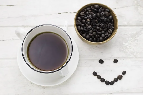 흰색 컵에 얼굴에 미소와 원두 커피 블랙 커피 — 스톡 사진