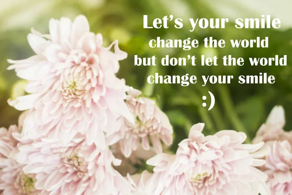 Belélegzési idézet háttér "a mosoly változtassuk meg a világot..." — Stock Fotó