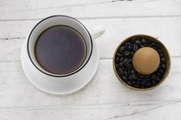 화이트 컵 계란과 커피 콩에서에서 커피. 상위 뷰. — 스톡 사진