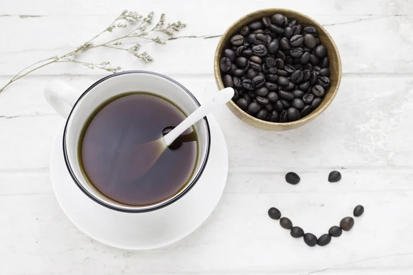 흰 스푼으로 흰색 컵과 커피 콩에서 커피를 블랙 및 — 스톡 사진