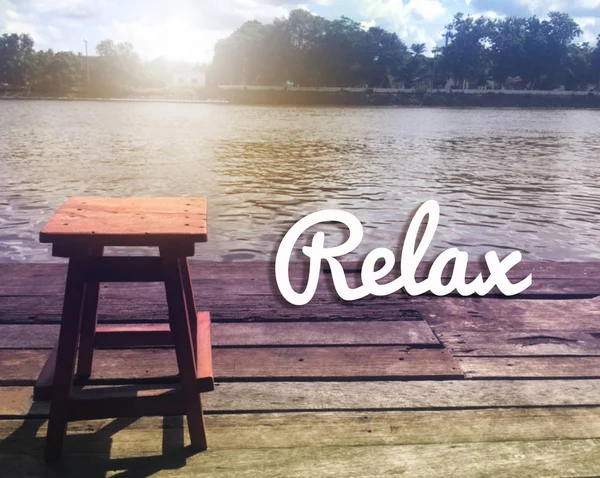 Citação inspiradora "Relaxe" no fundo borrado com f vintage — Fotografia de Stock