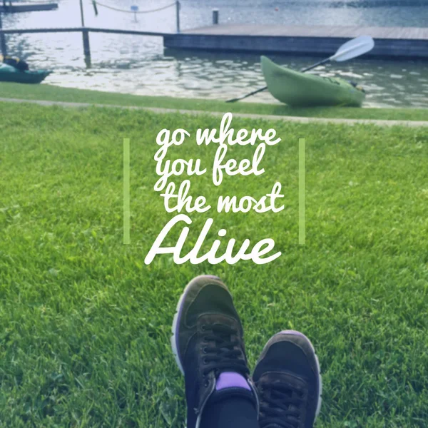 Inspirational quote "go where you feel the most alive" on blurre — Stock Photo, Image