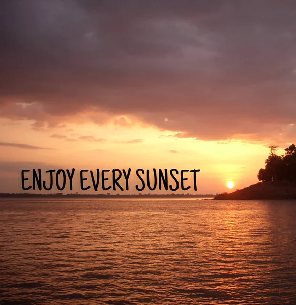 Inspiráló idézet "élvezni minden sunset" a homályos háttérrel — Stock Fotó