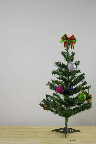 Árbol de Navidad sobre fondo blanco. —  Fotos de Stock