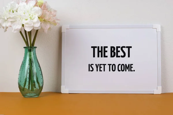 Citação inspiradora "O melhor ainda está por vir" no vaso de flores e — Fotografia de Stock