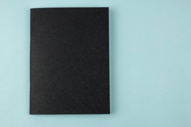 Mavi arka plan üzerinde siyah Notebook.