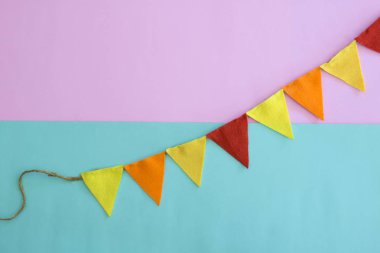 Parti bayrakları mavi ve pembe arka plan üzerinde asılı