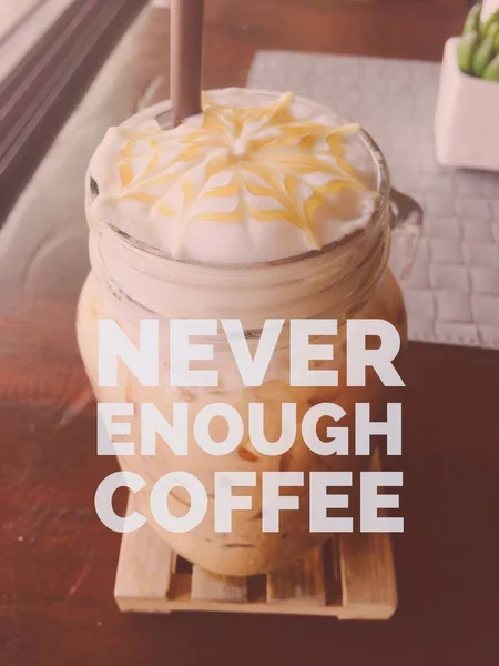 영감 동기 부여 견적 "결코 충분 한 커피" — 스톡 사진