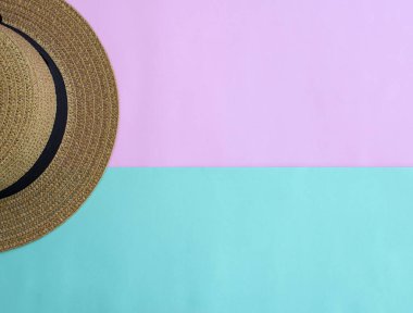 mavi ve pembe arka plan kopya alanı ile bir şapka