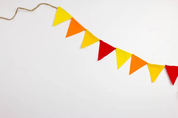 Drapeaux de fête suspendus sur fond blanc . — Photo