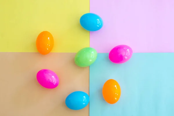 Barevné hračky vejce na barevné pozadí. — Stock fotografie