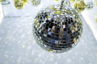 Beyaz arka plan üzerinde asılı Crytal topları.