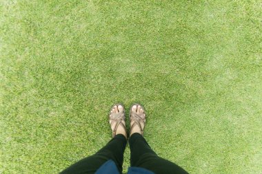 kopya alanı ile yeşil çim duran kadın. 