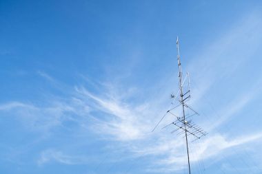 Mavi gökyüzü ile TV antenne.