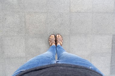 Beton zemin üzerinde duran kadın