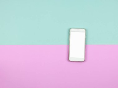 mavi ve pembe arka plan boş akıllı telefon. 