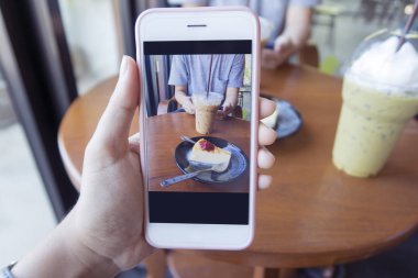 bir dilim pasta ve kahve alarak fotoğrafı 