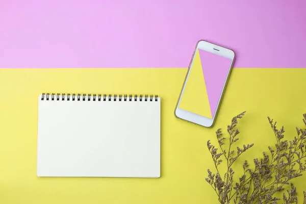 Flat lay photo of blank notebook, smart phone and dry flowers — Stock Photo, Image