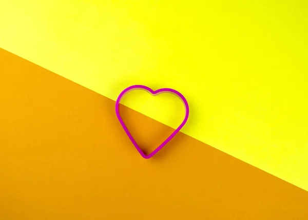 Valentine serca kształt frez na tle żółty i pomarańczowy. — Zdjęcie stockowe