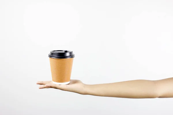 Mujer; sosteniendo taza de papel de café caliente con fondo blanco . — Foto de Stock