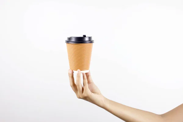 Mujer sosteniendo taza de papel de café caliente con fondo blanco . — Foto de Stock