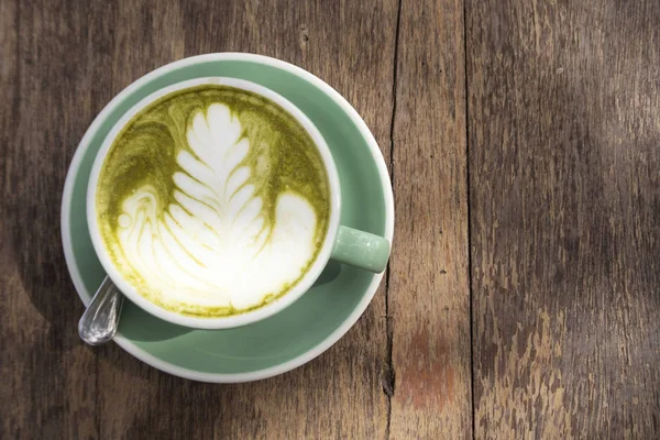 나무 테이블에 Matcha 녹차 latted — 스톡 사진