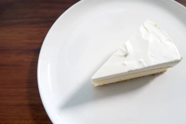 Кусок белого торта на белом блюде . — стоковое фото