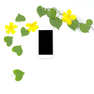 Kalp şekli yaprakları ve beyaz sarı çiçekler ile akıllı telefon 