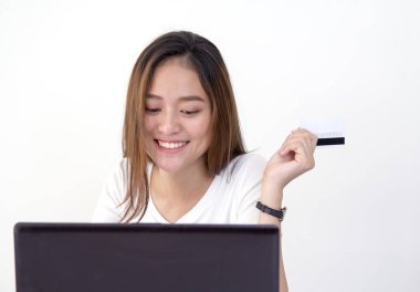 Bir kredi kartı alışveriş evde tutan güzel Asyalı kadın.