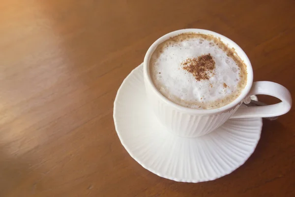 나무 테이블에 뜨거운 커피 한 잔. — 스톡 사진