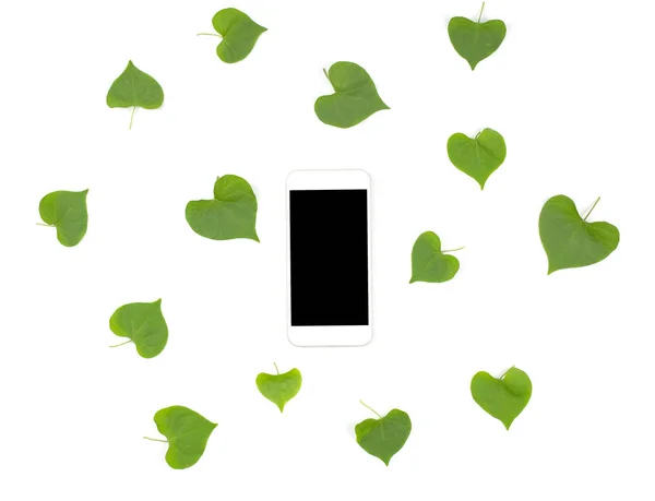 Smart phone con foglie a forma di cuore su sfondo bianco . — Foto Stock