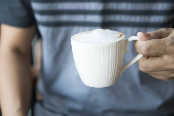 뜨거운 커피의 흰색 컵을 들고 남자. — 스톡 사진