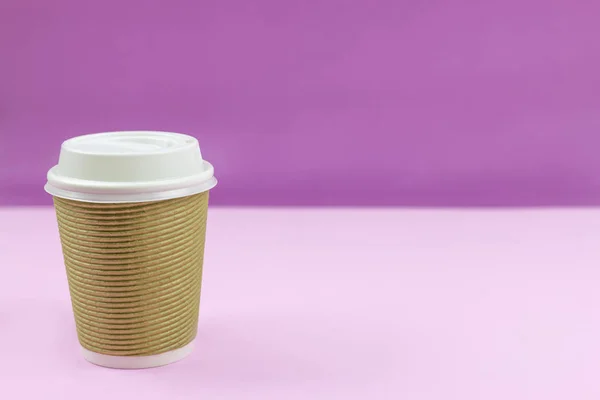 보라색과 분홍색 배경에 종이 커피 컵을 꺼내. — 스톡 사진