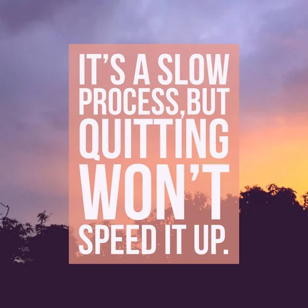 Belélegzési motivációs idézet "Ez egy lassú folyamat, de kilépés nem sebesség ez megjelöl" — Stock Fotó