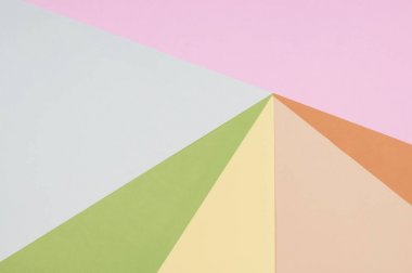 Pastel renkli kağıtlar arka planına düz yatıyordu.