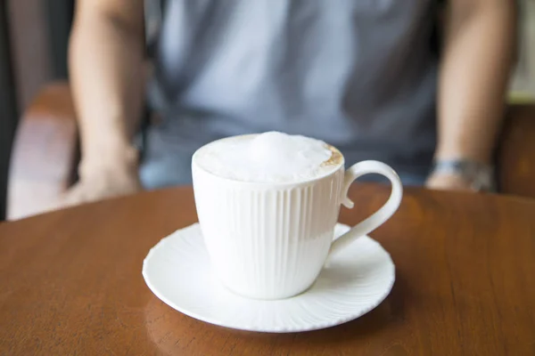 나무 책상에 남자 앞에서 뜨거운 커피 한 잔. — 스톡 사진