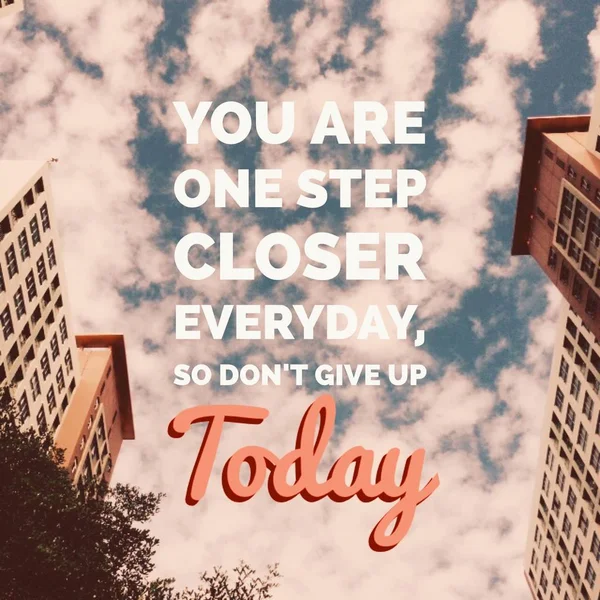 Citação motivacional inspiradora "você está um passo mais perto " — Fotografia de Stock